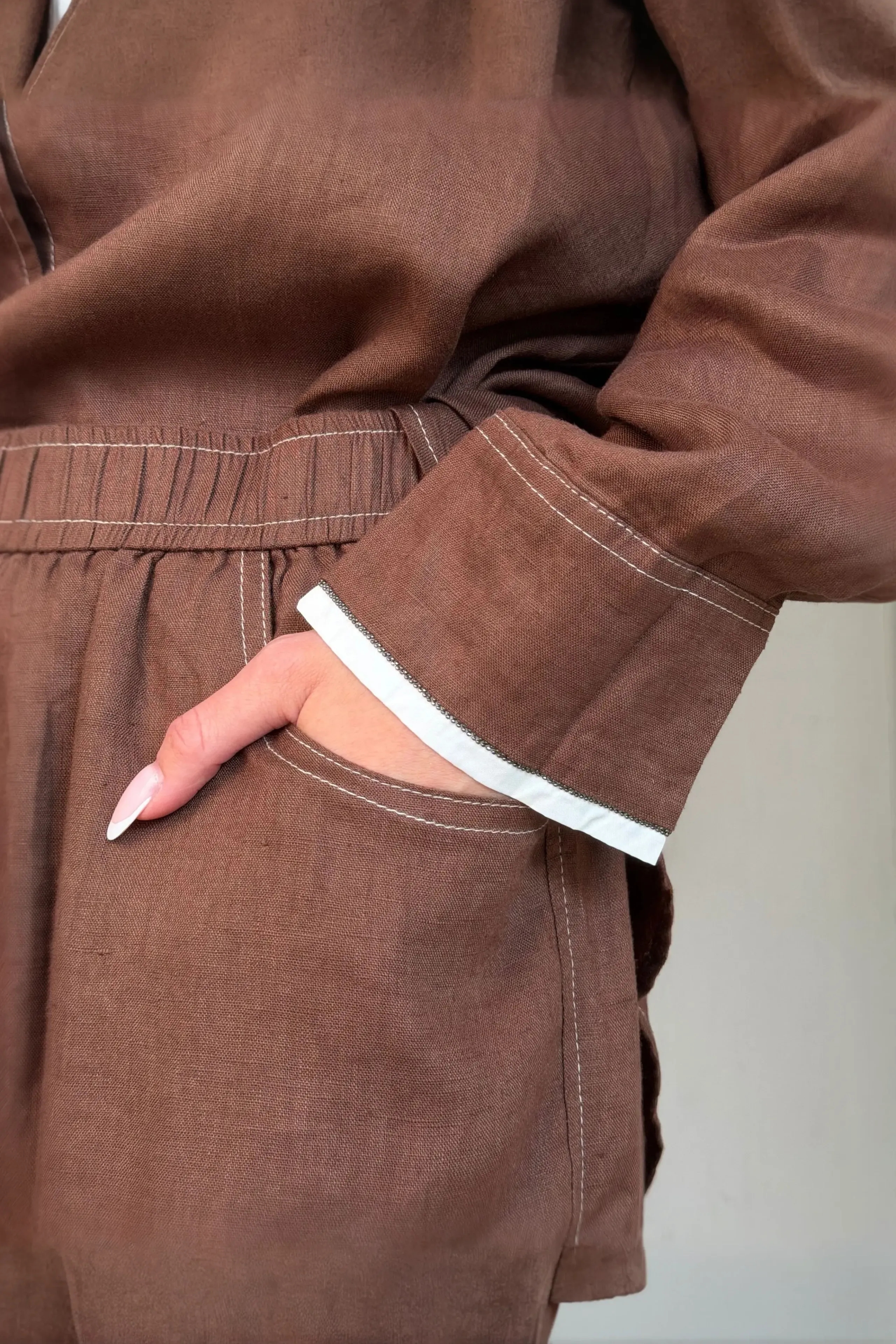 Lniany komplet z kontrastującymi przeszyciami oraz biżuteryjnymi dekoracjami w kolorze brązowym - Miss Leisure