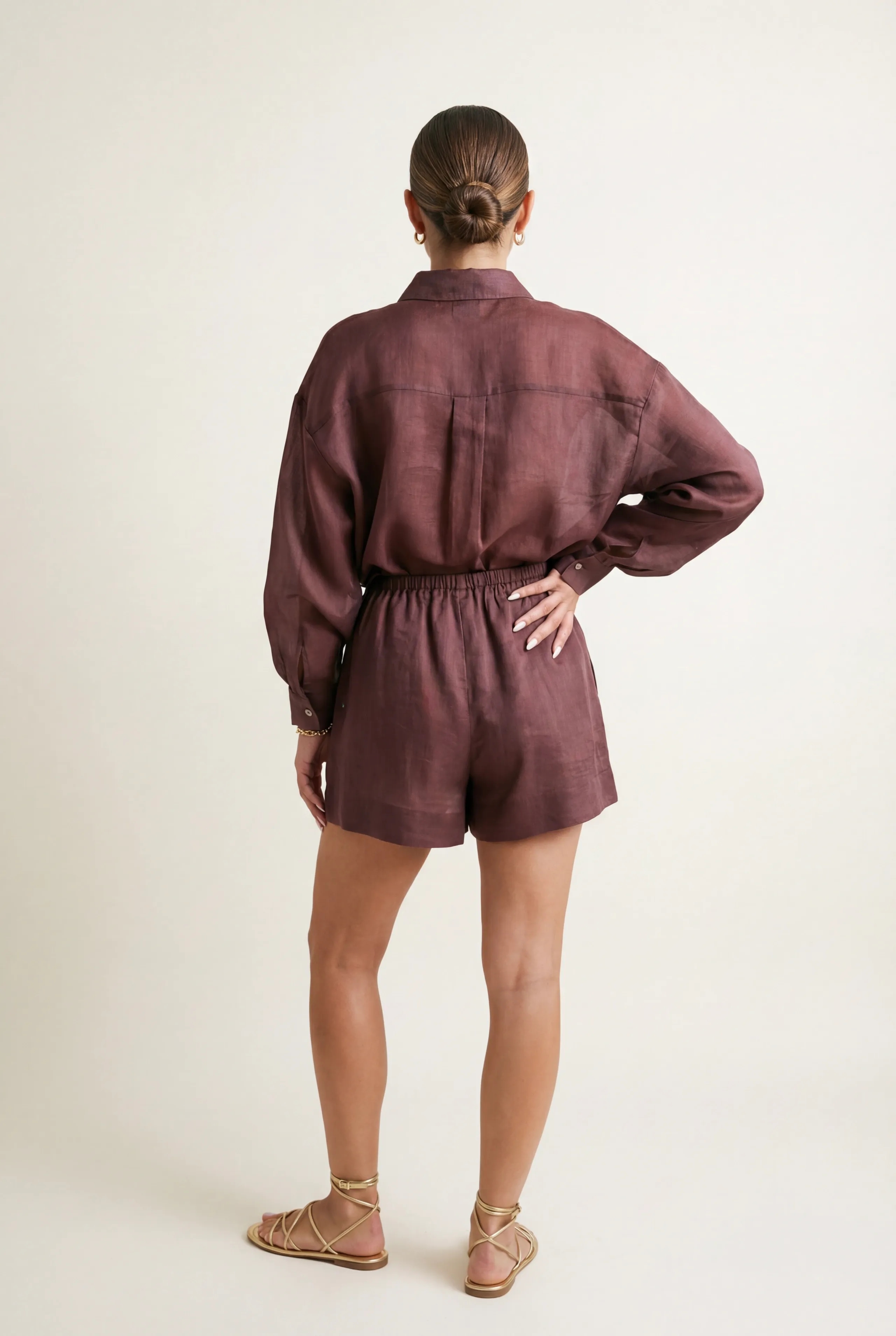 Przewiewny komplet z tkaniny ramie ze spodenkami w kolorze brązowym - zdjęcie 5 - Miss Leisure