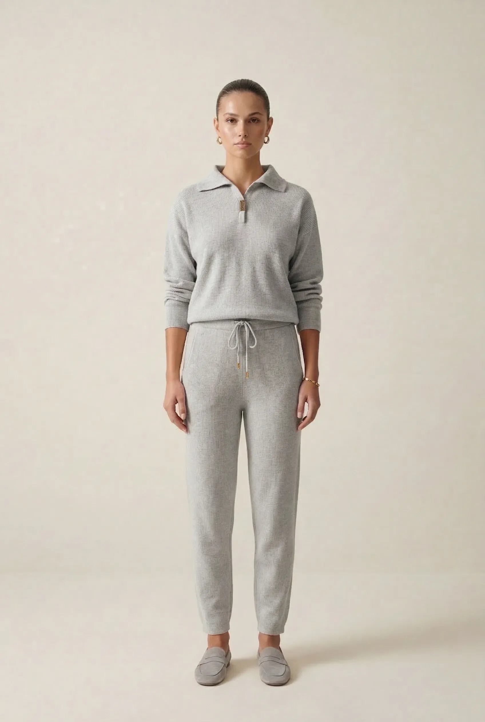 Komplet z lekkiego kaszmiru typu all year z biżuteryjnym dodatkiem przy dekolcie w jasnoszarym kolorze - Miss Leisure