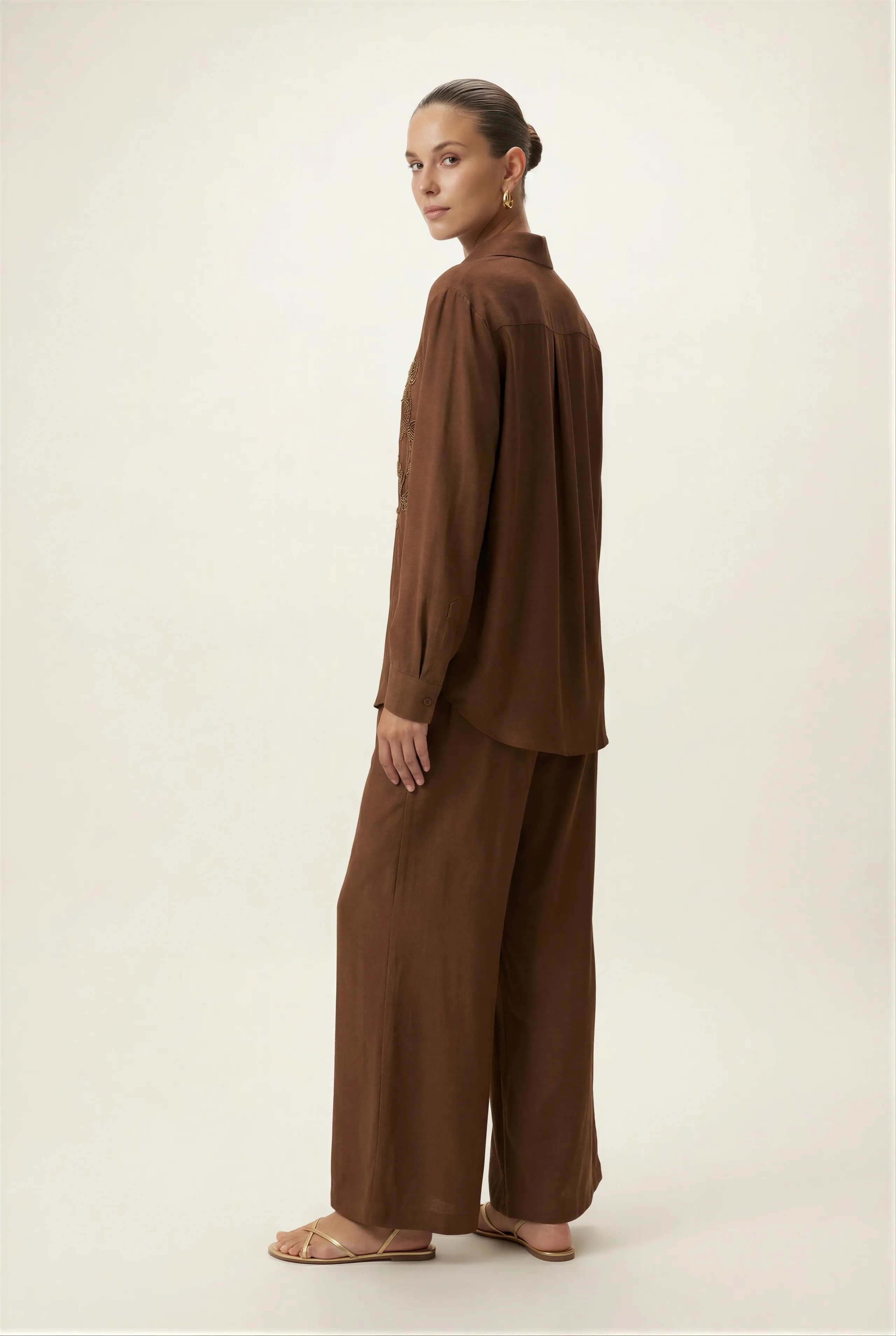 Wyszywany koralikami komplet z bawełny organicznej w brązowym kolorze - Miss Leisure