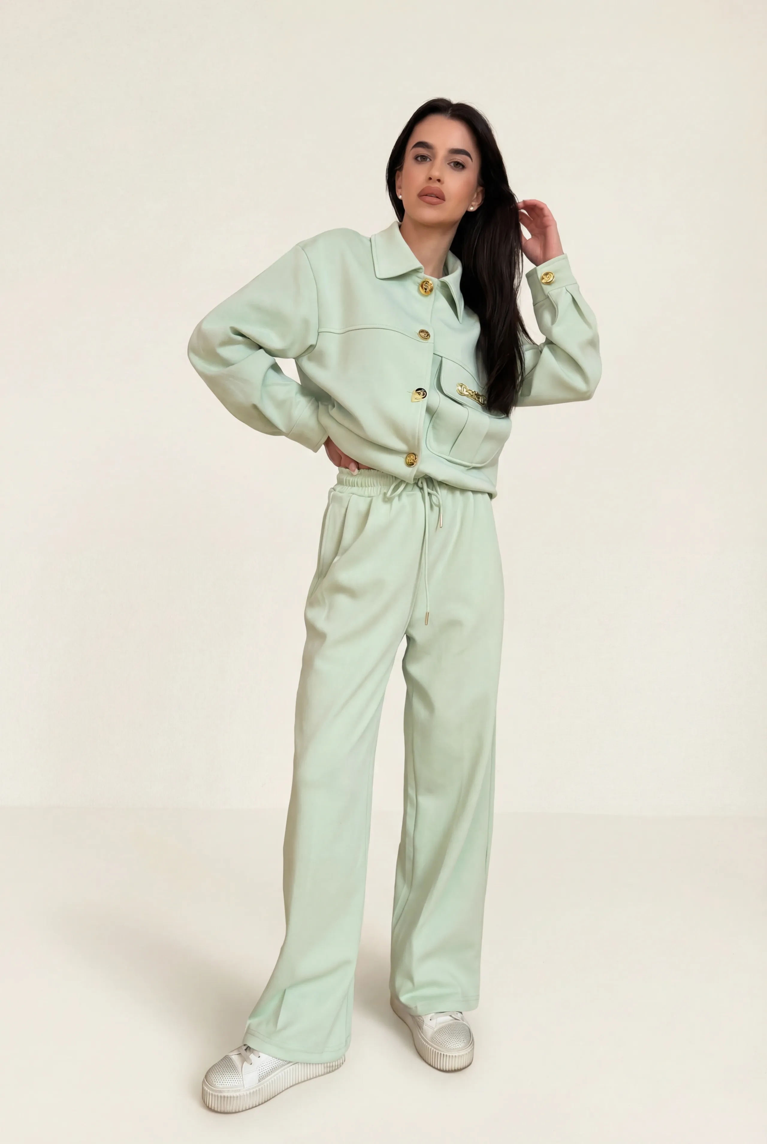 Elegancki komplet z organicznej bawełny biżuteryjnymi guzikami w kolorze pistacjowym - zdjęcie 6 - Miss Leisure