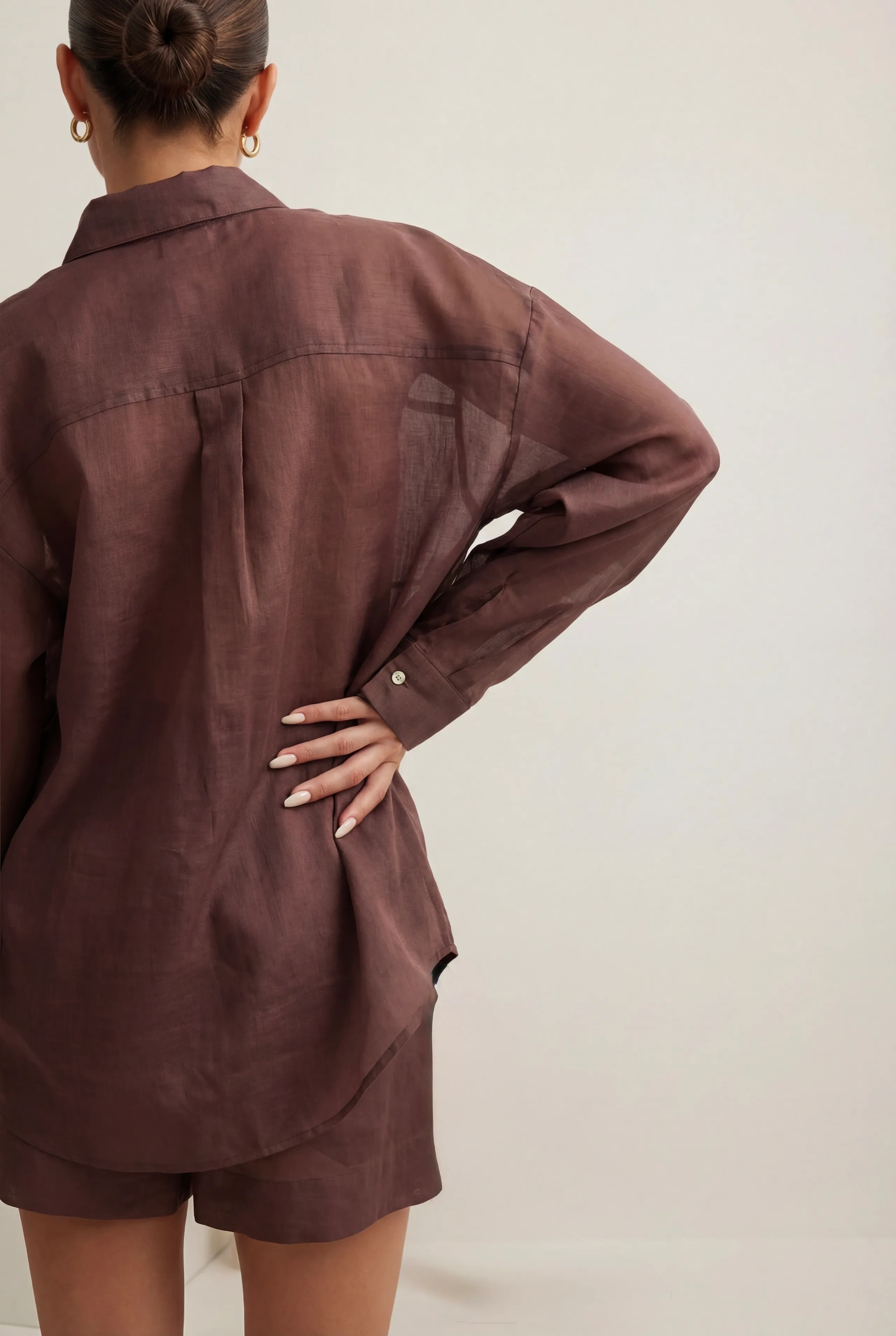 Przewiewny komplet z tkaniny ramie ze spodenkami w kolorze brązowym - zdjęcie 4 - Miss Leisure