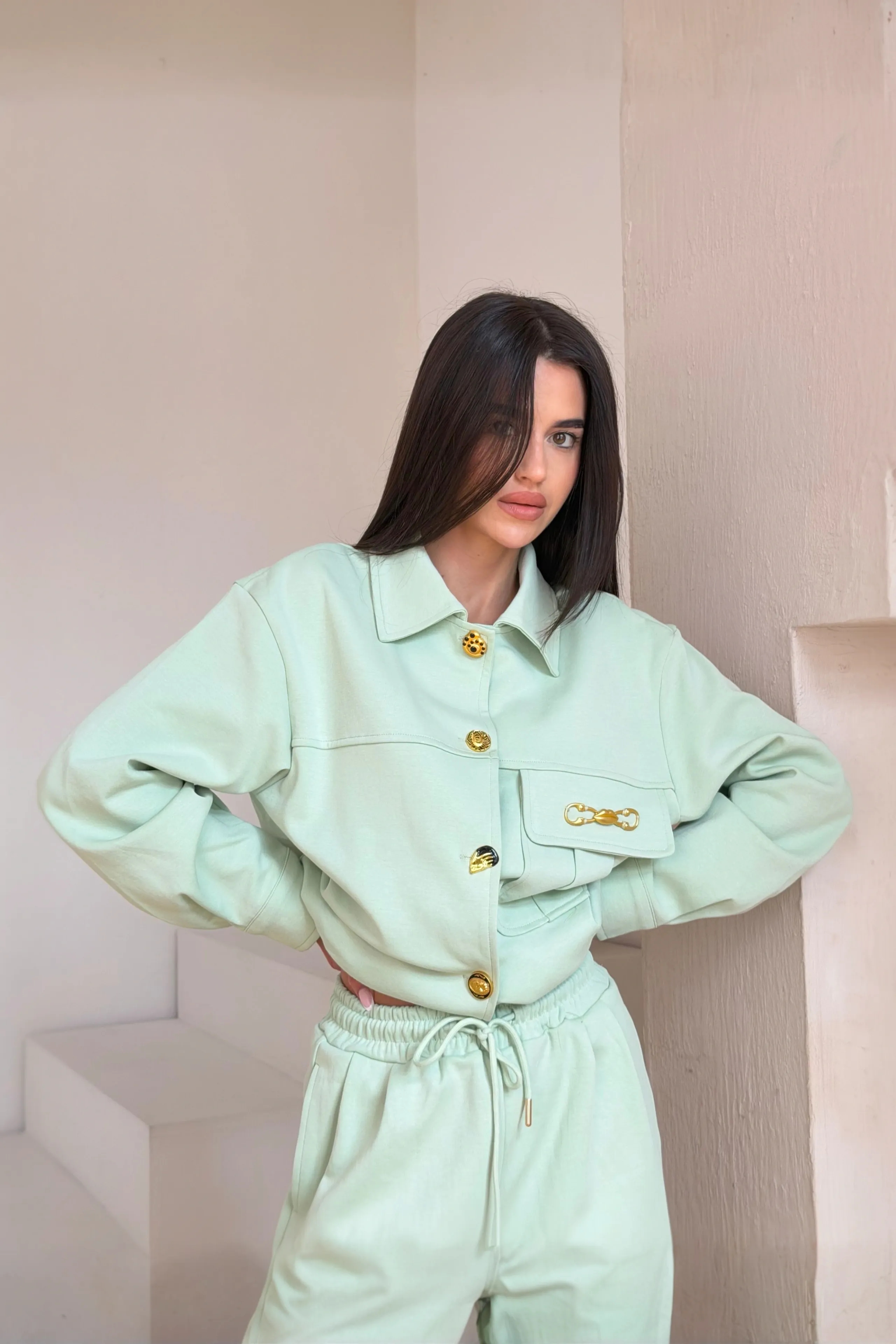 Elegancki komplet z organicznej bawełny biżuteryjnymi guzikami w kolorze pistacjowym - Miss Leisure