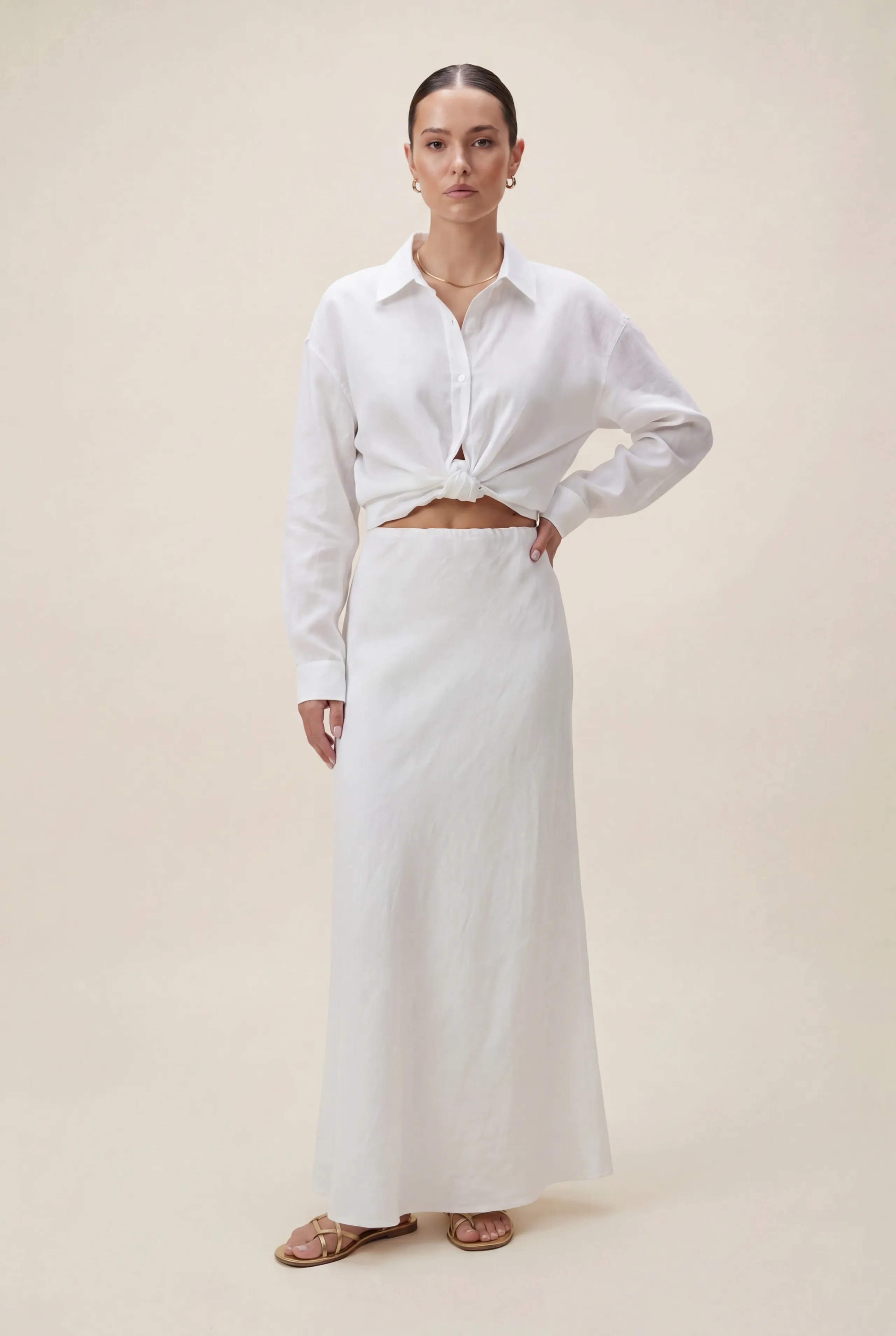 Lniany komplet ze spódnicą maxi oraz koszulą z haftem w białym kolorze - zdjęcie 4 - Miss Leisure