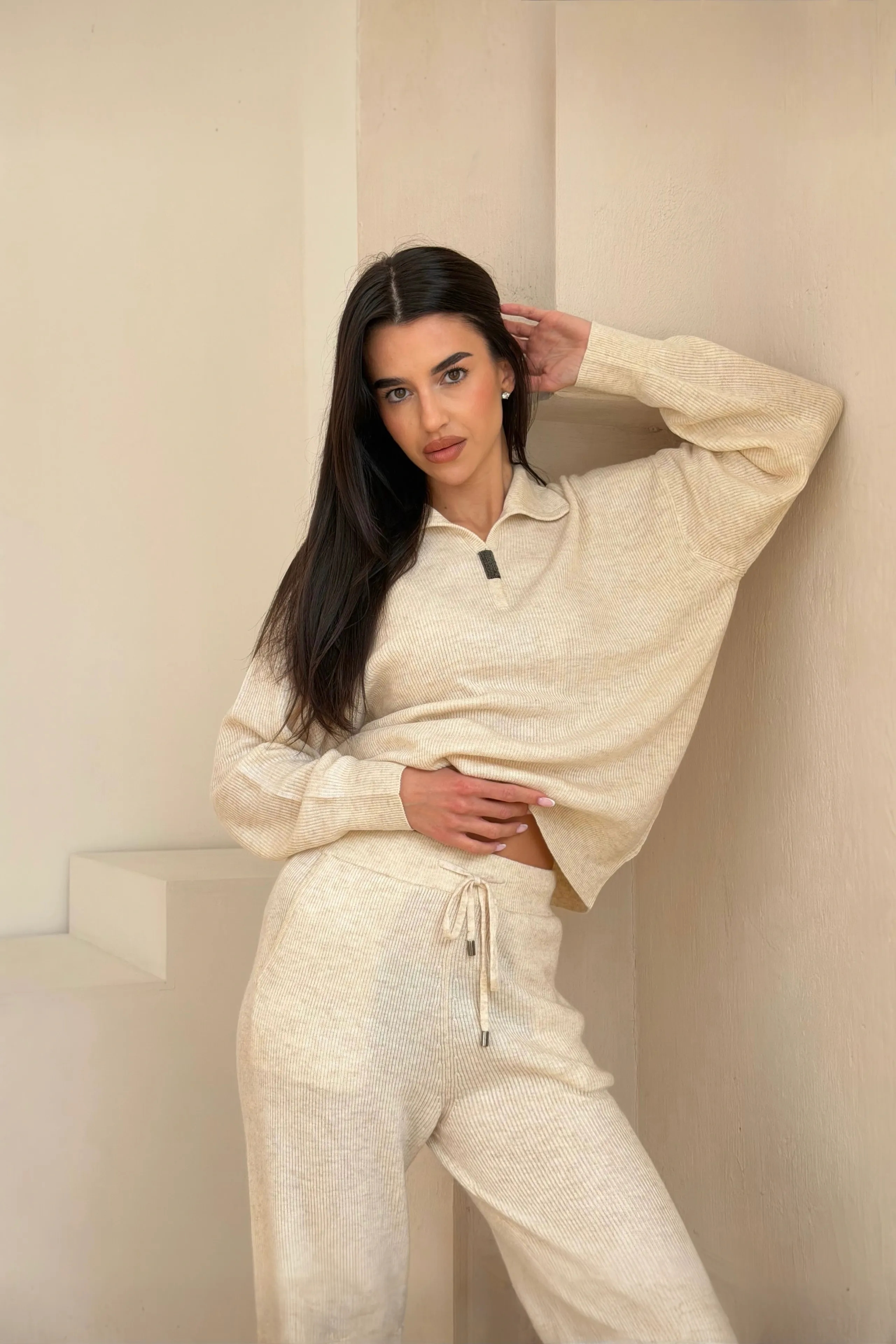 Komplet z lekkiego kaszmiru typu all year z biżuteryjnym dodatkiem przy dekolcie w jasnobeżowym kolorze - zdjęcie 6 - Miss Leisure