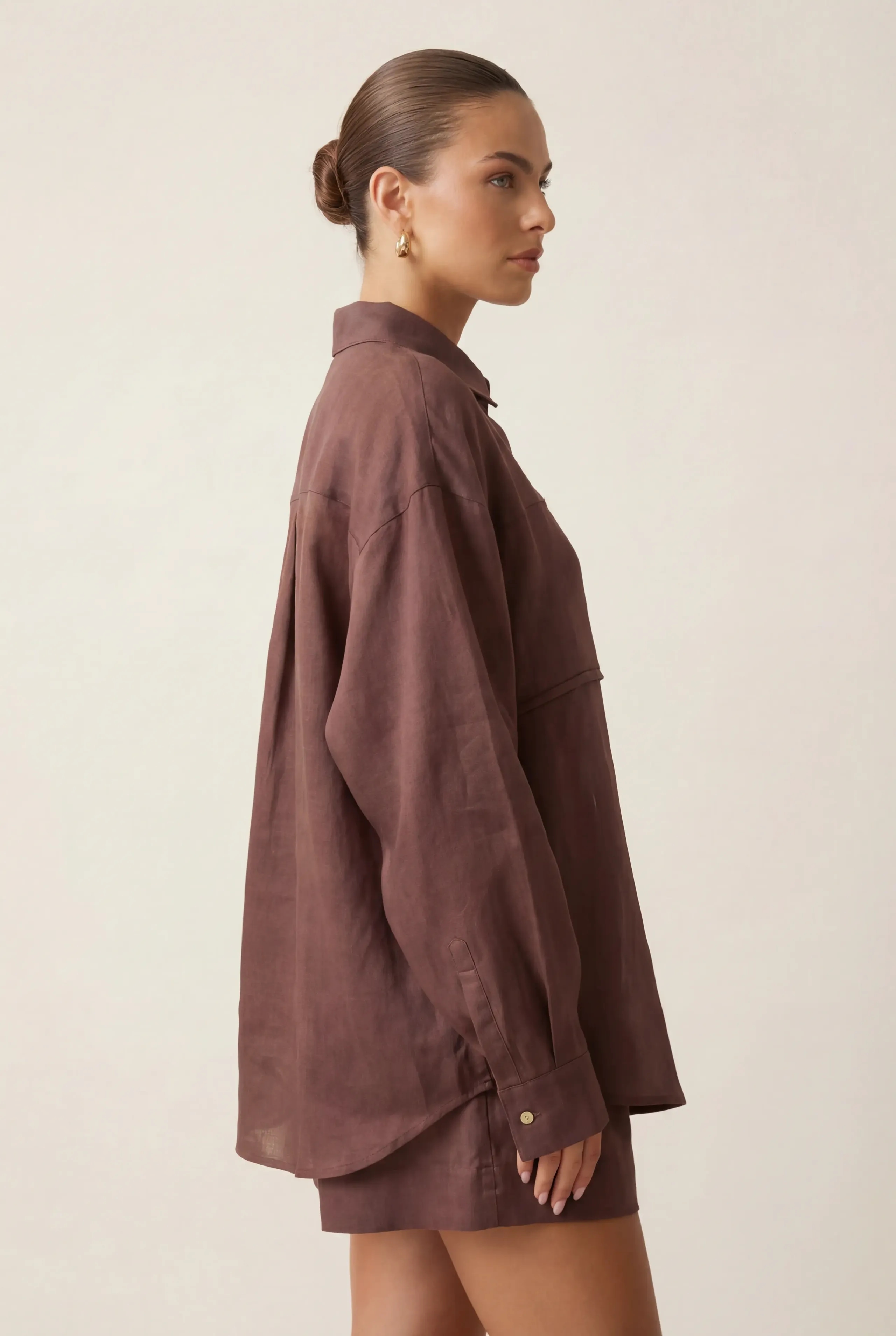 Przewiewny komplet z tkaniny ramie ze spodenkami w kolorze brązowym - Miss Leisure