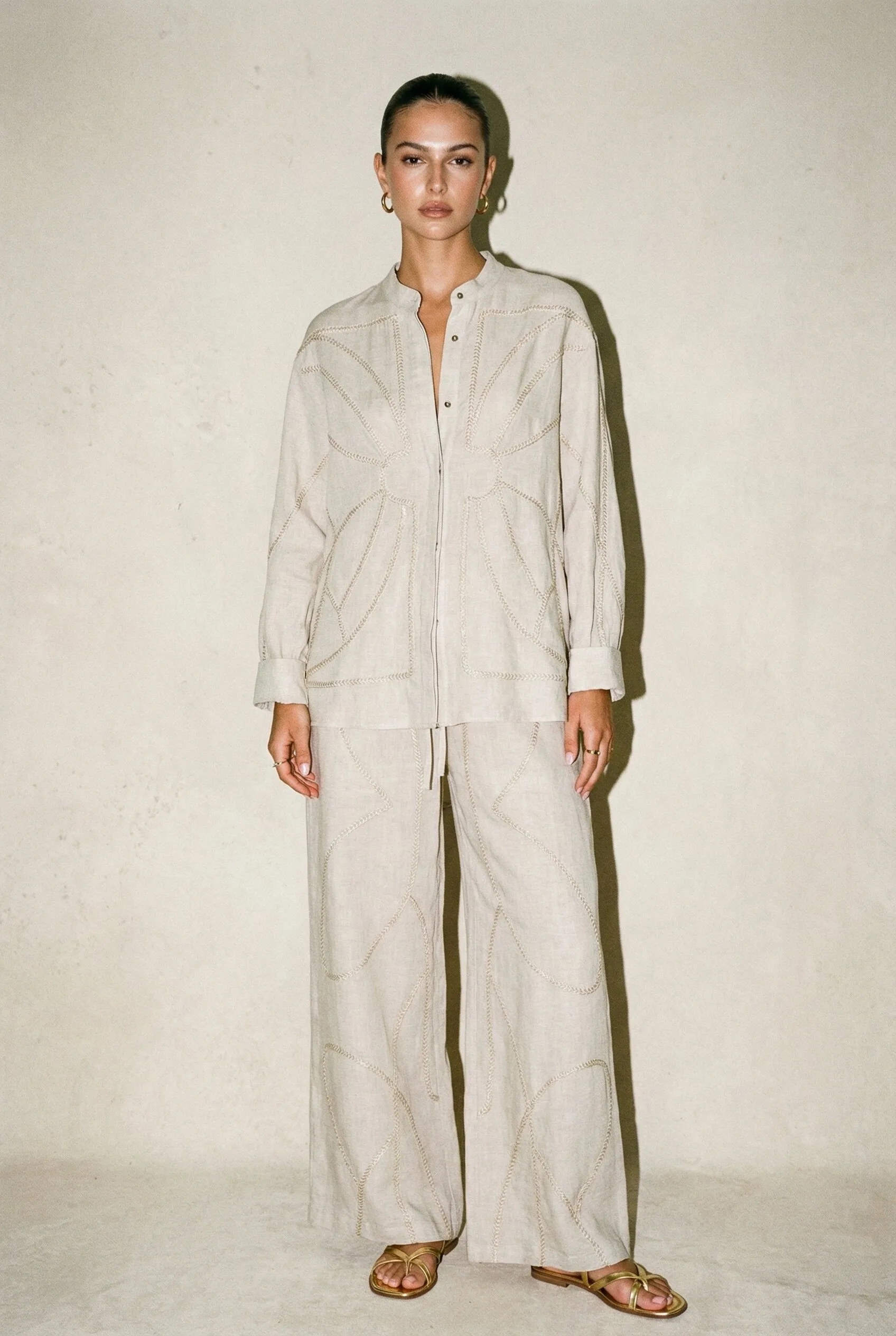 Lniany komplet z dzierganymi przeszyciami w beżowym kolorze - detal - Miss Leisure