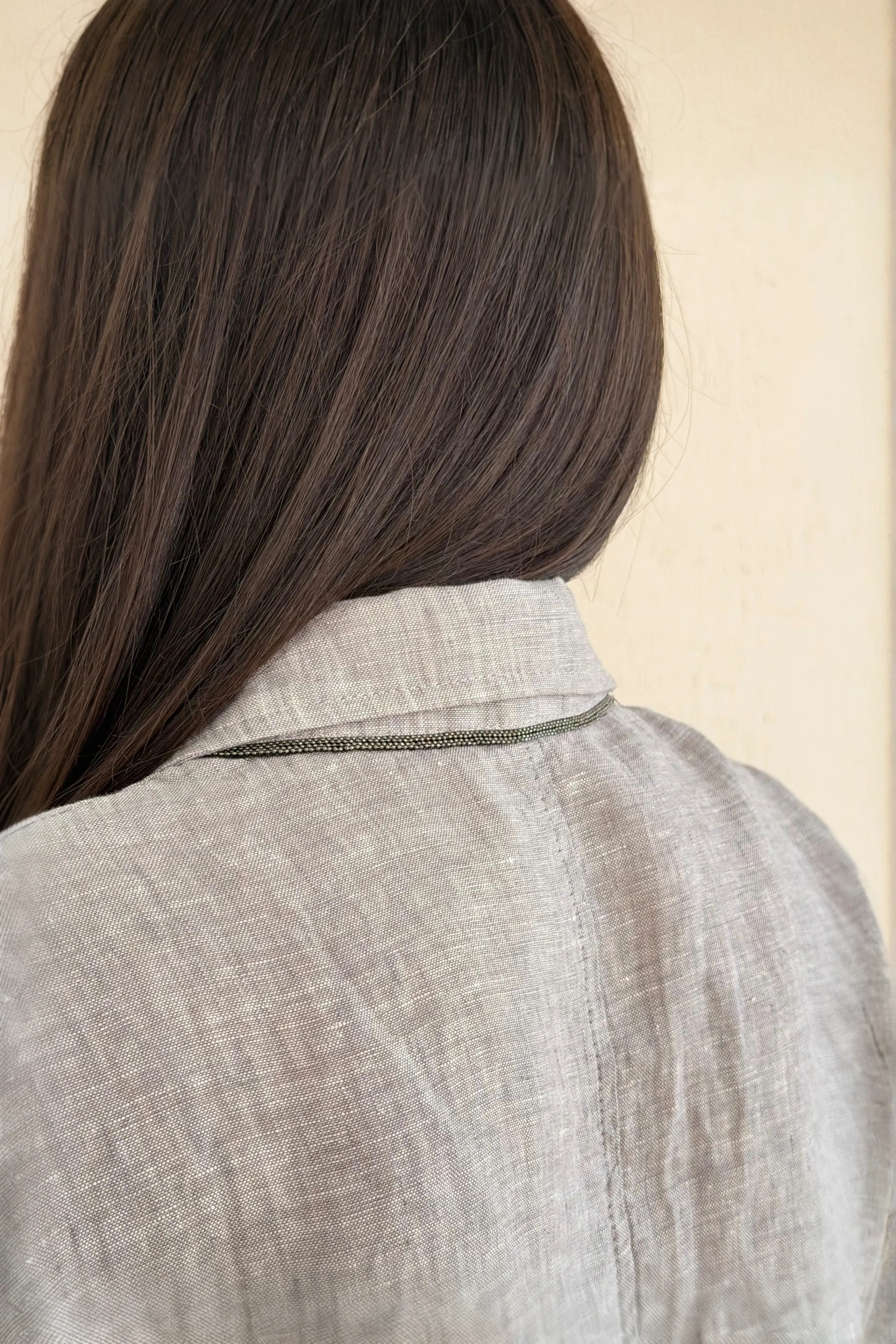 Garnitur lniany z marynarką i szerokimi spodniami w jasnoszarym kolorze - detal - Miss Leisure